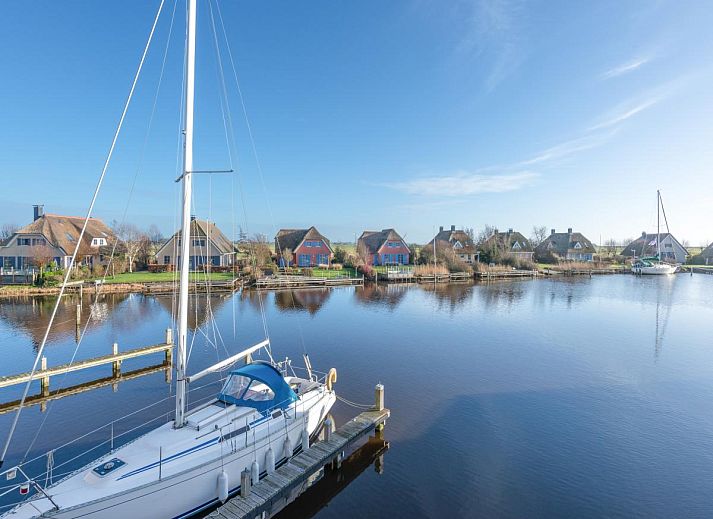Eet- en leefruimte in Schippershuis Stavoren, vakantiehuis in Friesland, met houten meubels en moderne keukenfaciliteiten.