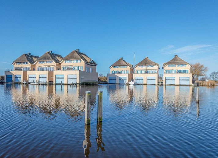 Eet- en leefruimte in Schippershuis Stavoren, vakantiehuis in Friesland, met houten meubels en moderne keukenfaciliteiten.