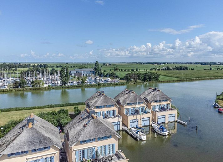 Eet- en leefruimte in Schippershuis Stavoren, vakantiehuis in Friesland, met houten meubels en moderne keukenfaciliteiten.