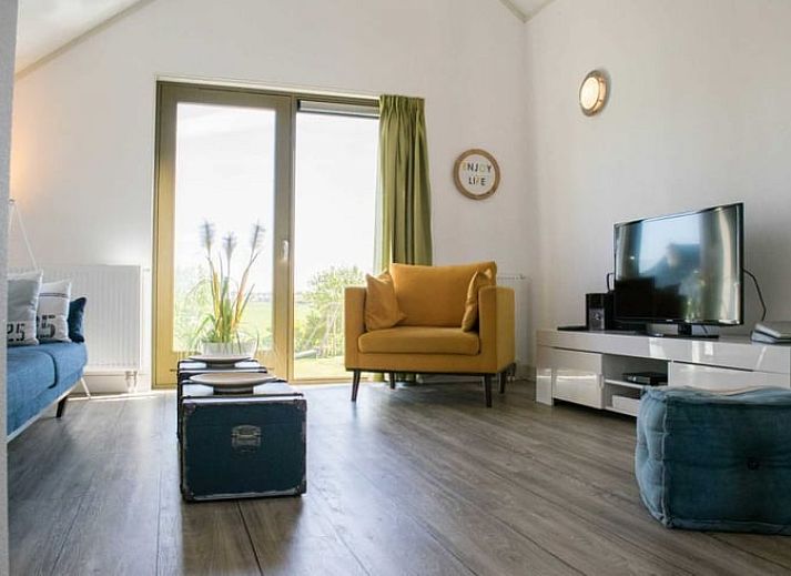 Terras van Vakantiehuis in Stavoren met uitzicht op groene omgeving, Friese elfsteden, Friesland.