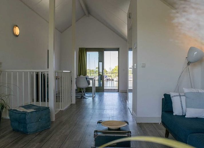 Terras van Vakantiehuis in Stavoren met uitzicht op groene omgeving, Friese elfsteden, Friesland.