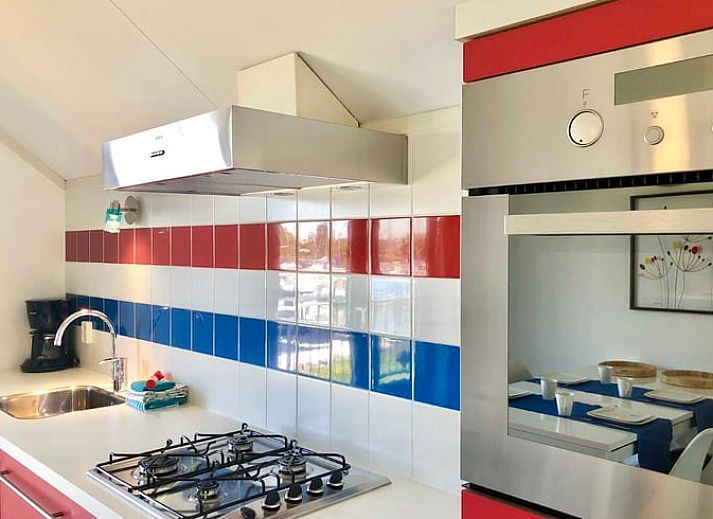 Slaapkamer met tweepersoonsbed in Vakantiehuis in Stavoren, sfeervol ingericht in Friesland.