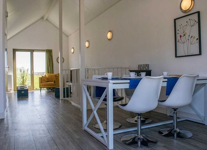 Slaapkamer met tweepersoonsbed in Vakantiehuis in Stavoren, sfeervol ingericht in Friesland.