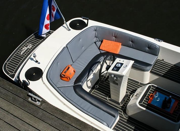 Slaapkamer met tweepersoonsbed in Vakantiehuis in Stavoren, sfeervol ingericht in Friesland.