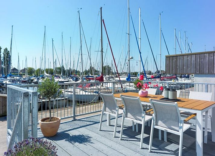 Das Ferienhaus in Stavoren bietet ein modernes Aeusseres mit grossen Fenstern in Friesland.