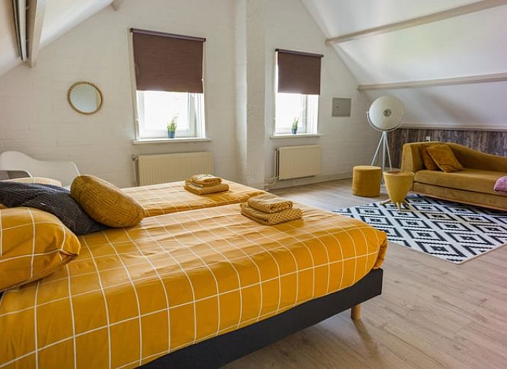 Terrasse des Ferienhauses in Stavoren mit Blumen und Blick auf Segelboote.