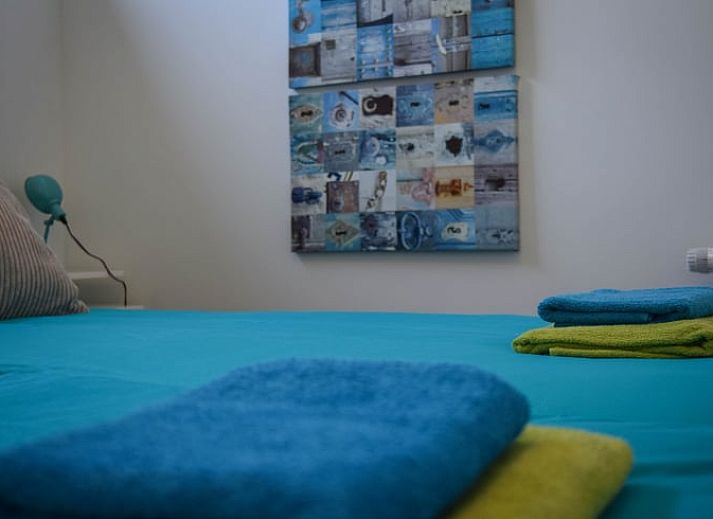 Hafen von Stavoren in der Naehe von Cottage in Stavoren, ein Ferienhaus in Friesland, mit malerischen Booten und historischen Gebaeuden.