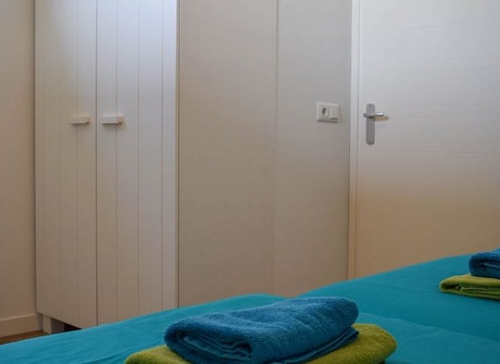 Hafen von Stavoren in der Naehe von Cottage in Stavoren, ein Ferienhaus in Friesland, mit malerischen Booten und historischen Gebaeuden.