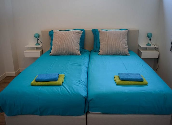 Hafen von Stavoren in der Naehe von Cottage in Stavoren, ein Ferienhaus in Friesland, mit malerischen Booten und historischen Gebaeuden.