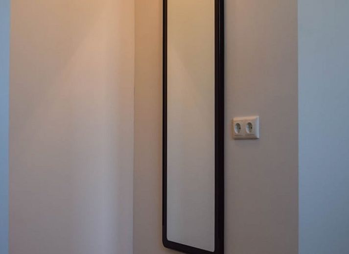 Modernes Badezimmer im Huisje in Stavoren, einem Ferienhaus in Friesland, mit stilvoller Ausstattung und frischem Design.