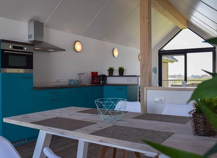 Modernes Badezimmer im Huisje in Stavoren, einem Ferienhaus in Friesland, mit stilvoller Ausstattung und frischem Design.