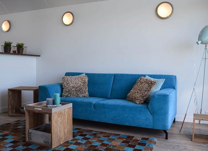 Gemuetliche Ecke im Cottage in Stavoren, Ferienhaus in Friesland, mit einem praktischen Kleiderschrank fuer einen ordentlichen Aufenthalt.