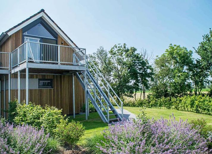 Gemuetliche Ecke im Cottage in Stavoren, Ferienhaus in Friesland, mit einem praktischen Kleiderschrank fuer einen ordentlichen Aufenthalt.