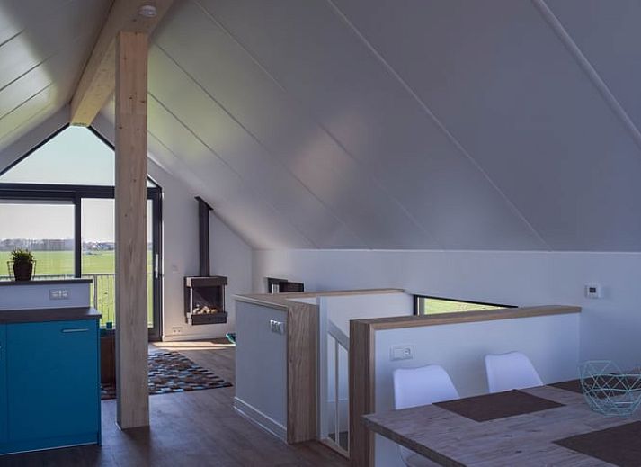 Gemuetliche Ecke im Cottage in Stavoren, Ferienhaus in Friesland, mit einem praktischen Kleiderschrank fuer einen ordentlichen Aufenthalt.