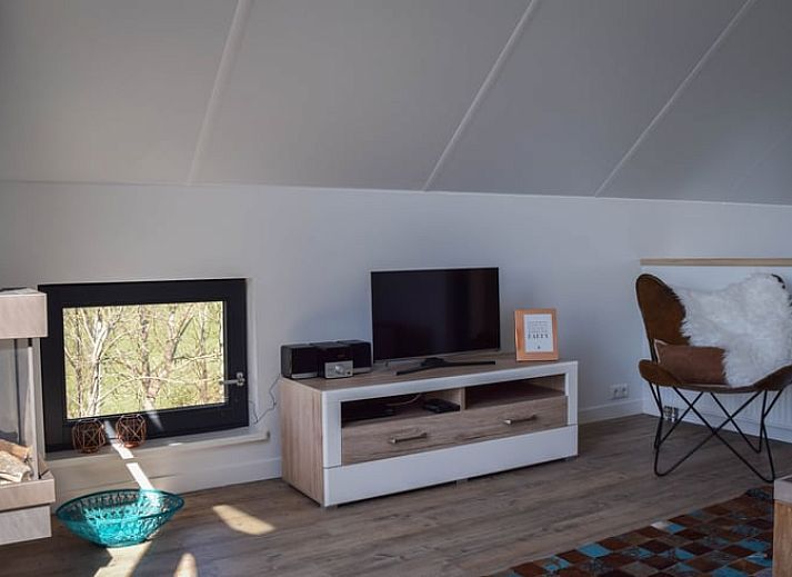 Gemuetliche Ecke im Cottage in Stavoren, Ferienhaus in Friesland, mit einem praktischen Kleiderschrank fuer einen ordentlichen Aufenthalt.