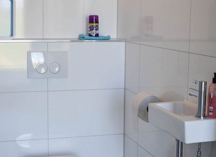 Spielplatz im Cottage in Stavoren, einem Ferienhaus in Friesland, ideal fuer Kinder zum Spielen und Geniessen der Natur.