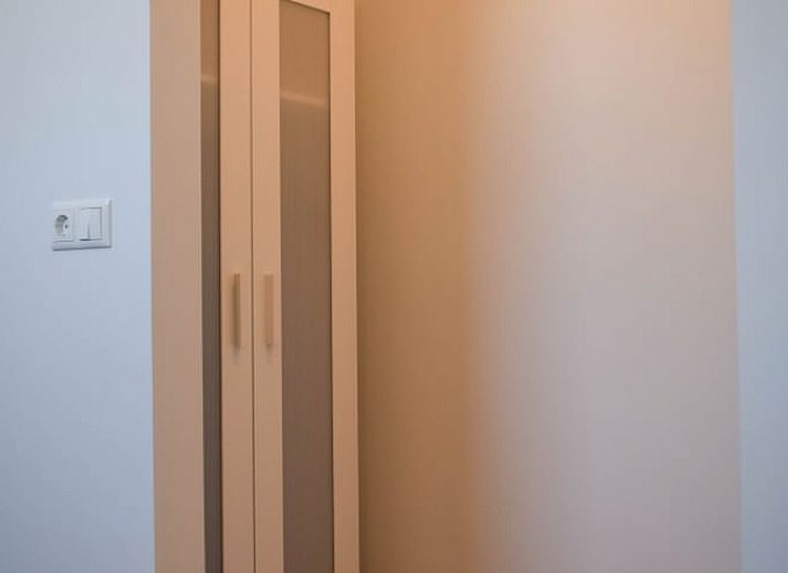 Spielplatz im Cottage in Stavoren, einem Ferienhaus in Friesland, ideal fuer Kinder zum Spielen und Geniessen der Natur.