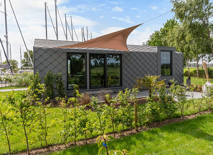 Modern vakantiehuis in Stavoren met houten gevel, gelegen in de Friese elfsteden, Friesland.