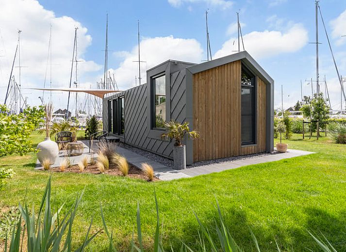 Modern vakantiehuis in Stavoren met houten gevel, gelegen in de Friese elfsteden, Friesland.