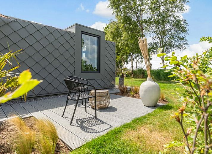 Modern vakantiehuis in Stavoren met houten gevel, gelegen in de Friese elfsteden, Friesland.