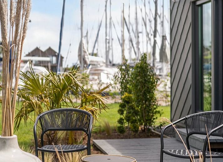 Vakantiehuis in Stavoren, Friesland, met zonnig terras en uitzicht op het water.