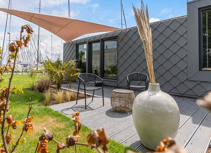 Vakantiehuis in Stavoren, Friesland, met zonnig terras en uitzicht op het water.
