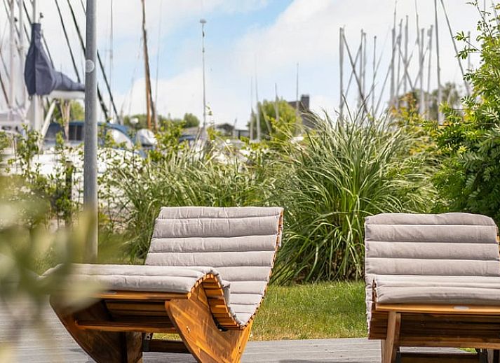 Vakantiehuis in Stavoren, Friesland, met zonnig terras en uitzicht op het water.