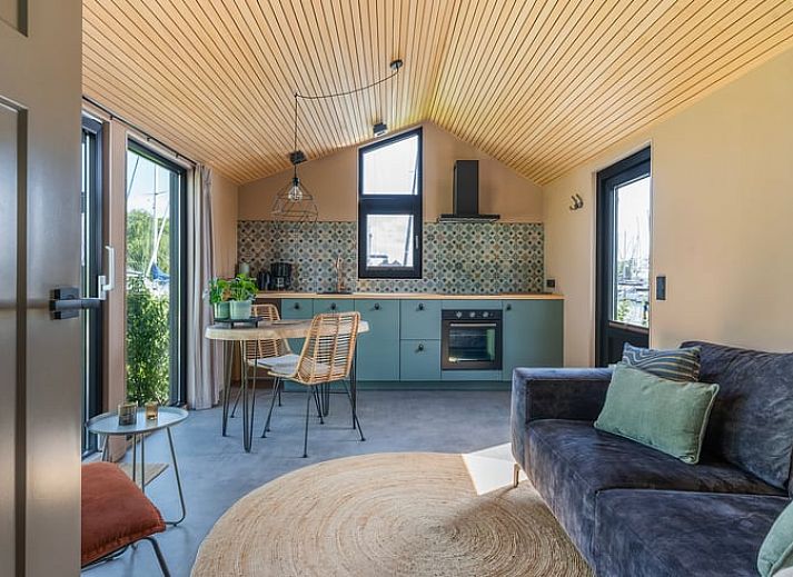 Vakantiehuis in Stavoren omgeven door groene natuur en jachthaven in Friesland.