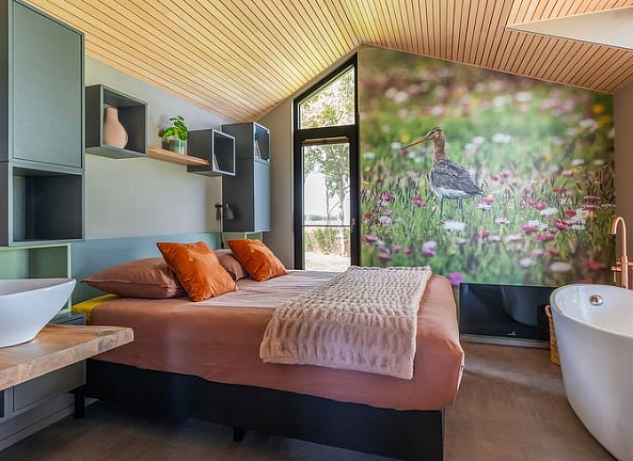 Stijlvol vakantiehuis in Stavoren, Friesland, met uitzicht op zeilboten en groene tuin.