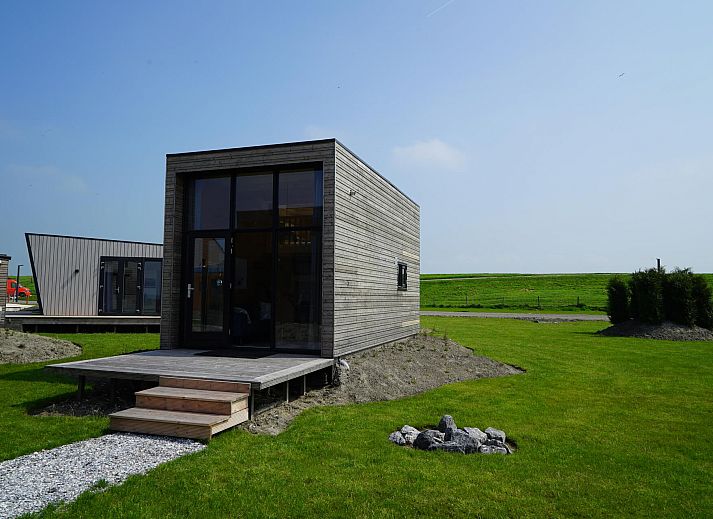 Chalet in Hindeloopen, Friesland, with modern wooden exterior and green surroundings.