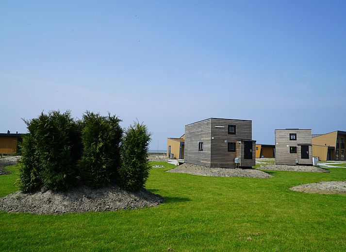 Chalet in Hindeloopen, Friesland, with modern wooden exterior and green surroundings.