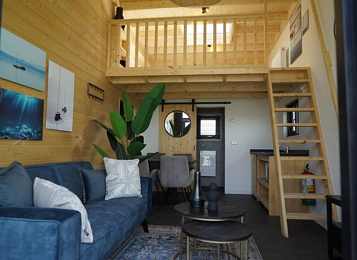 Moderne Chalet in Hindeloopen met houten veranda, gelegen in de Friese elfsteden, Friesland.