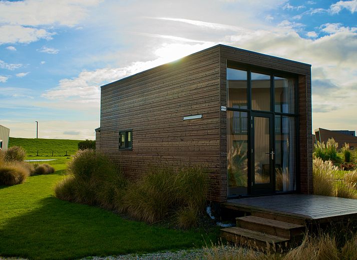 Vrijstaande woning in Hindeloopen, een charmant vakantiehuis in Friesland met moderne architectuur en een zonnig terras omgeven door natuur.