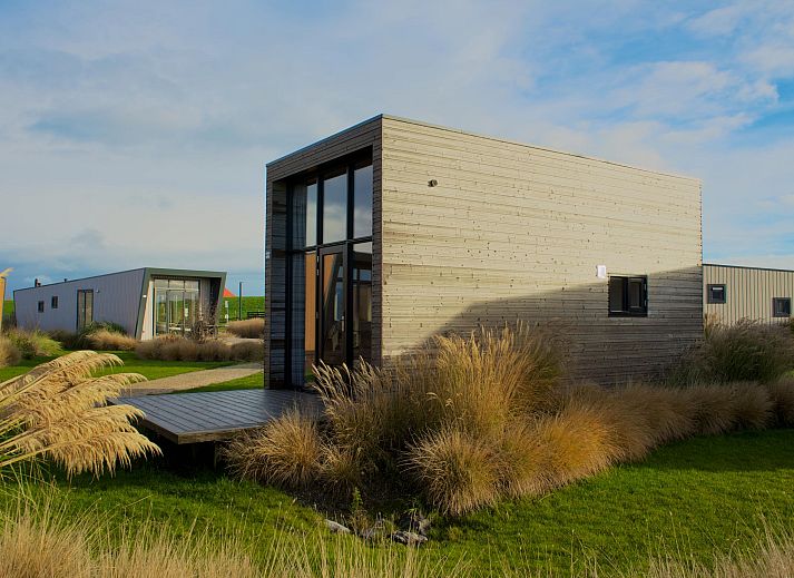 Vrijstaande woning in Hindeloopen, een charmant vakantiehuis in Friesland met moderne architectuur en een zonnig terras omgeven door natuur.