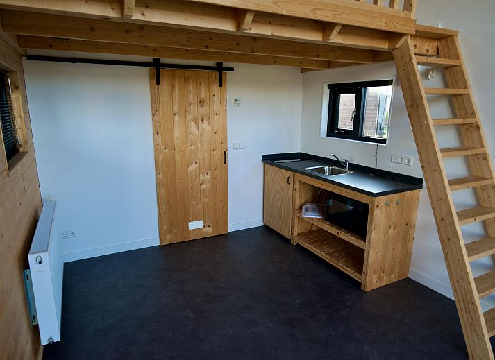 Vrijstaande woning in Hindeloopen, een modern vakantiehuis in Friesland met ruime ramen en omgeven door groene natuur.