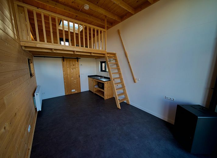 Vrijstaande woning in Hindeloopen, een modern vakantiehuis in Friesland met ruime ramen en omgeven door groene natuur.