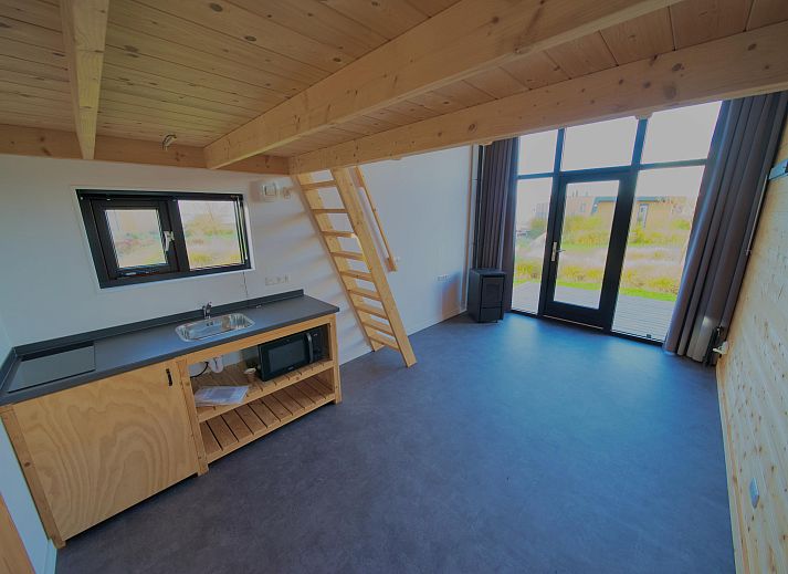 Vrijstaande woning in Hindeloopen, een modern vakantiehuis in Friesland met ruime ramen en omgeven door groene natuur.