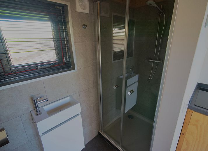 Vrijstaande woning in Hindeloopen, een modern vakantiehuis in Friesland met ruime ramen en omgeven door groene natuur.