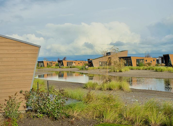 Modernes Einfamilienhaus in Hindeloopen, Friesland, umgeben von grner Natur und dem rustikalen Charme der friesischen Elfstdte.