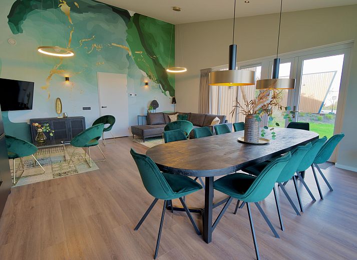 Modernes Einfamilienhaus in Hindeloopen, Friesland, mit grner Umgebung und klarem Design, ideal fr einen Urlaub in den elf Stdten Frieslands.