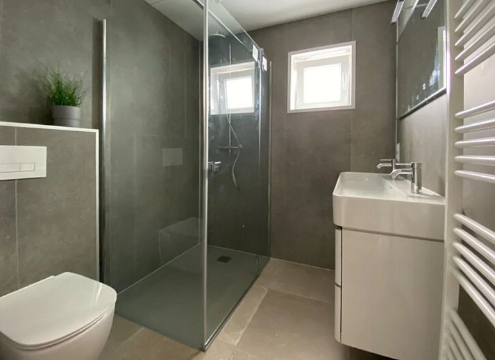 Stilvolles Wohnzimmer eines freistehenden Hauses in Hindeloopen, Friesland, mit moderner Einrichtung und komfortablem Interieur fr einen entspannten Aufenthalt.