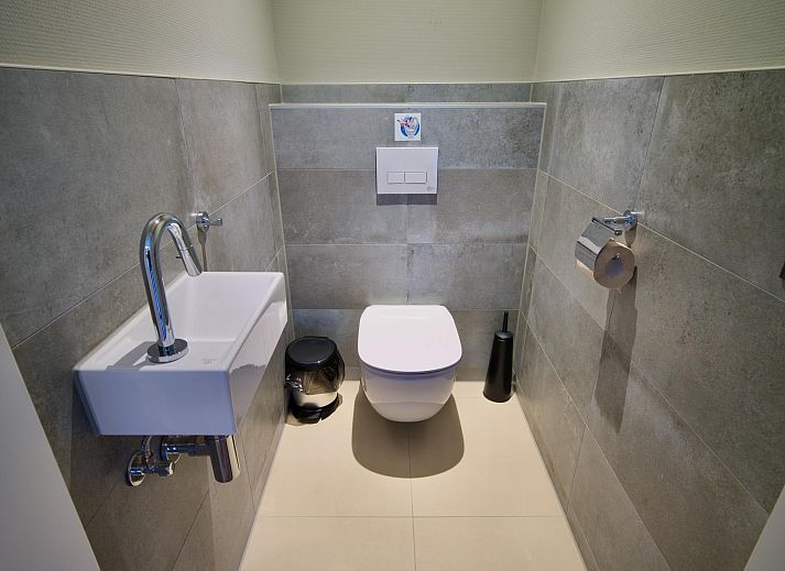 Stilvolles Wohnzimmer eines freistehenden Hauses in Hindeloopen, Friesland, mit moderner Einrichtung und komfortablem Interieur fr einen entspannten Aufenthalt.