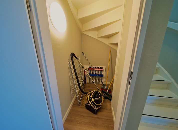 Stilvolles Wohnzimmer eines freistehenden Hauses in Hindeloopen, Friesland, mit moderner Einrichtung und komfortablem Interieur fr einen entspannten Aufenthalt.