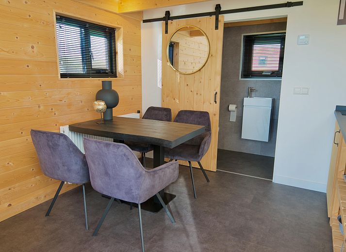 Freistehendes Haus in Hindeloopen, Friesland, mit moderner Architektur und Terrasse, umgeben von Natur in den elf Stdten Frieslands.