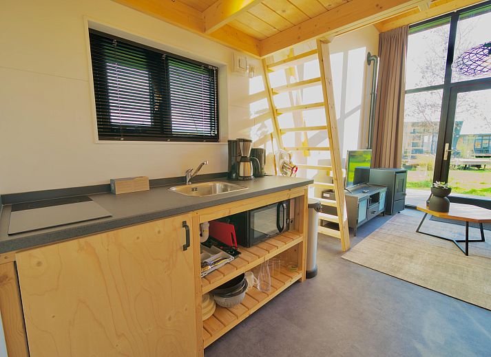 Freistehendes Haus in Hindeloopen, Friesland, mit moderner Architektur und Terrasse, umgeben von Natur in den elf Stdten Frieslands.