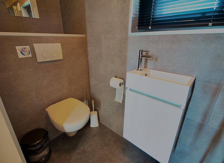 Freistehendes Haus in Hindeloopen, ein Ferienhaus in den elf Stdten Frieslands, umgeben von Natur und mit moderner Architektur.