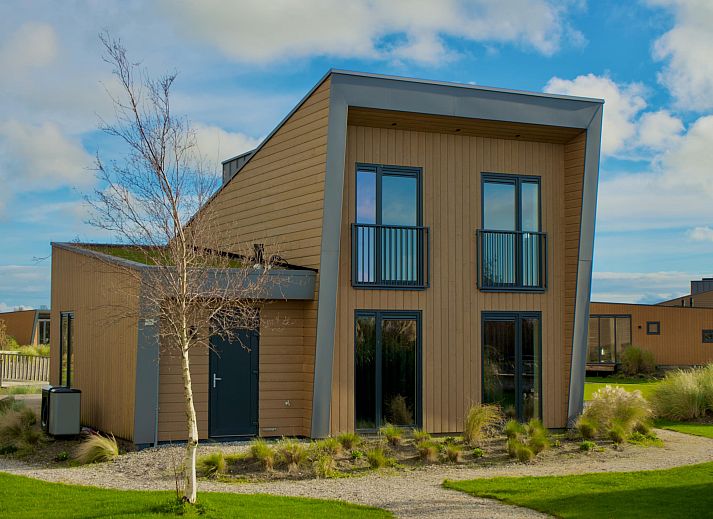 Detached house in Hindeloopen, a vacation home in the Frisian Eleven Cities of Friesland, surrounded by green nature and blue skies.
