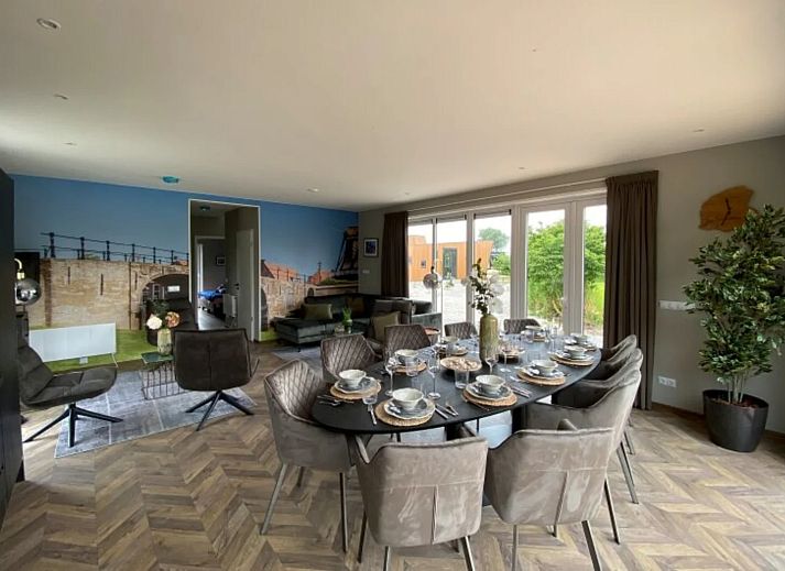 Detached house in Hindeloopen, a vacation home in the Frisian Eleven Cities of Friesland, surrounded by green nature and blue skies.