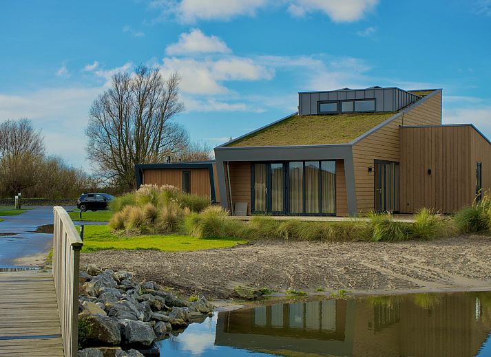 Stylish dining and living room in the detached house in Hindeloopen, Friesland, overlooking the green surroundings.