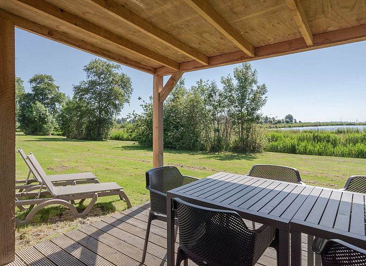 Bungalow de Valk in Offingawier mit grosser Veranda und Liegestuehlen, gelegen am Sneekermeer in den Friesischen Seen.